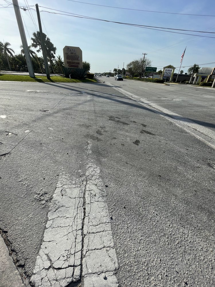 US 1 shoulder & pavement markings at SE Decker Ave looking north